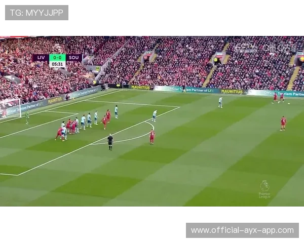 武汉三镇菲尔米诺抢断后分边，边路传中助攻头球得分