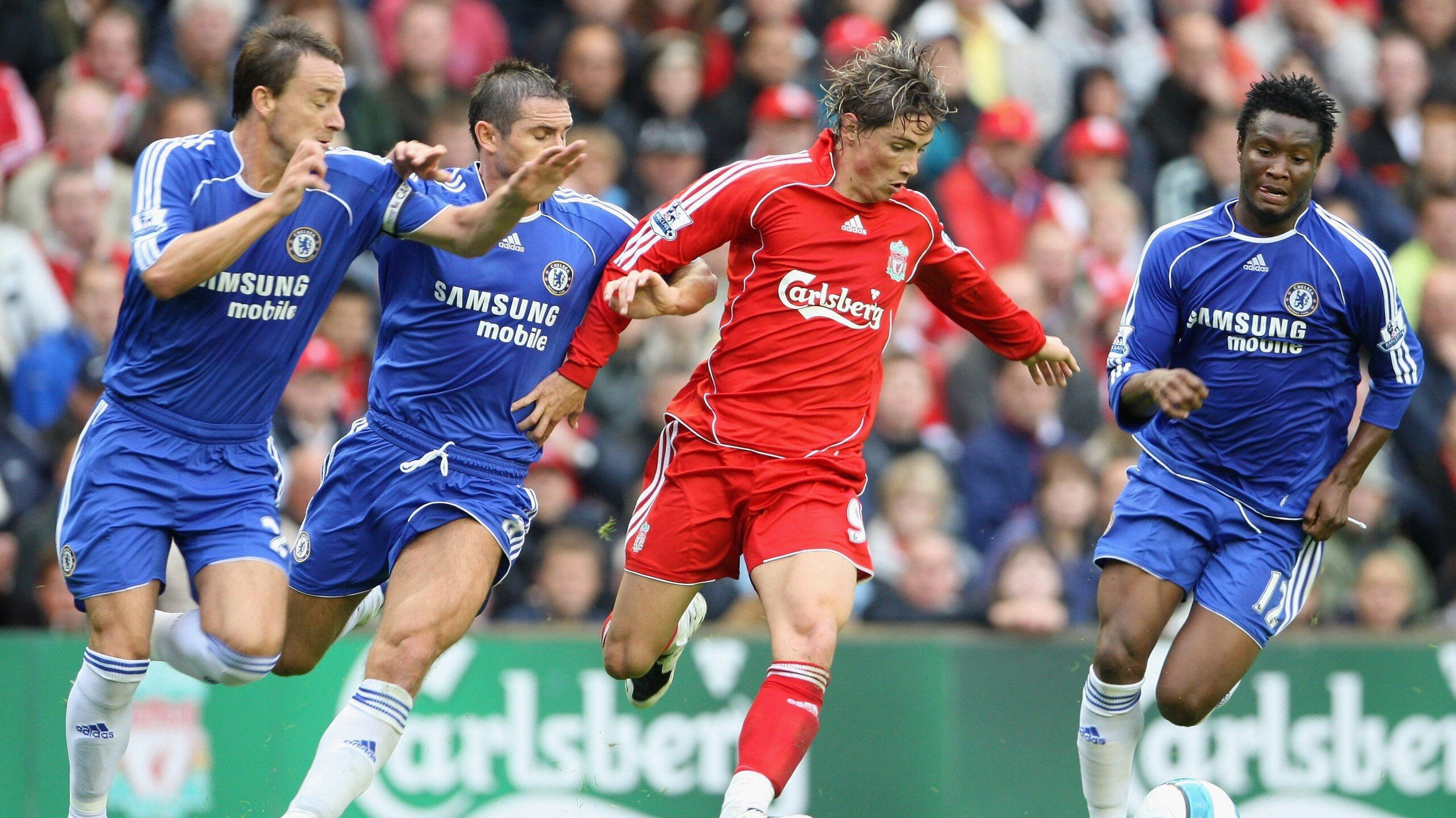 爱游戏官方-球迷骚乱致比赛中断 足协启动调查，足球比赛球迷